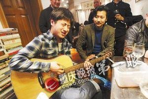 梦宴客大楼上命笔作诗既觉续成之